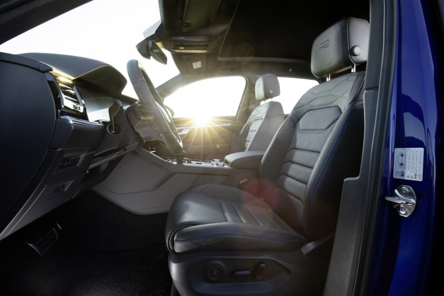 Интерьер Volkswagen Touareg R 2020 года  (WW) (фото 50 из 61)